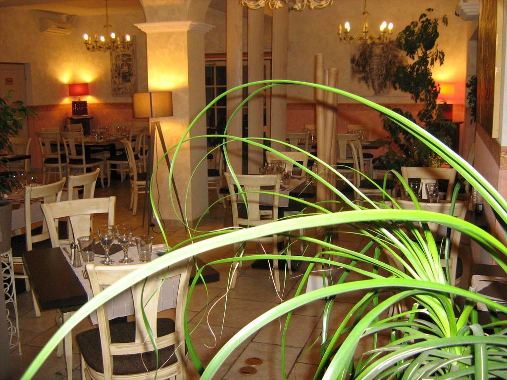 Auberge De Bonpas Logis De France Hotel Avignon Exterior foto